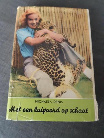 Met een luipaard op schoot by Michaela Denis