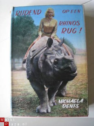 RIjdend op een rhinosrug by Michaela Denis